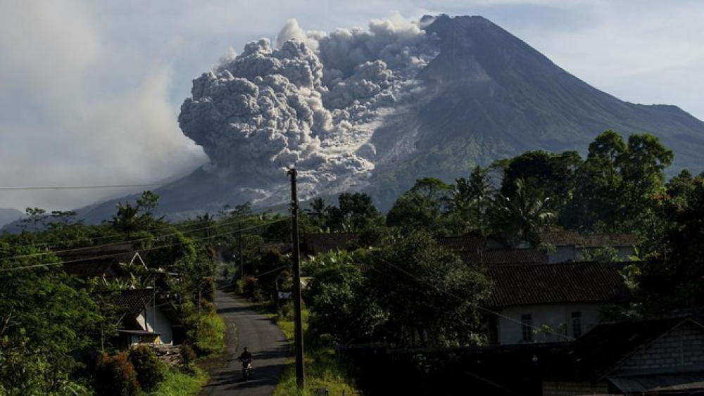 Gunung Merapi Meletus, Hujan Abu Mengguyur Boyolali Dan Klaten.