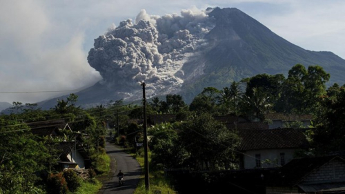 Gambar Gunung Merapi Meletus, Hujan Abu Mengguyur Boyolali Dan Klaten.