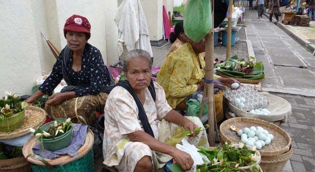 Wanita Pedagang Sayur yang Rajin Berqurban